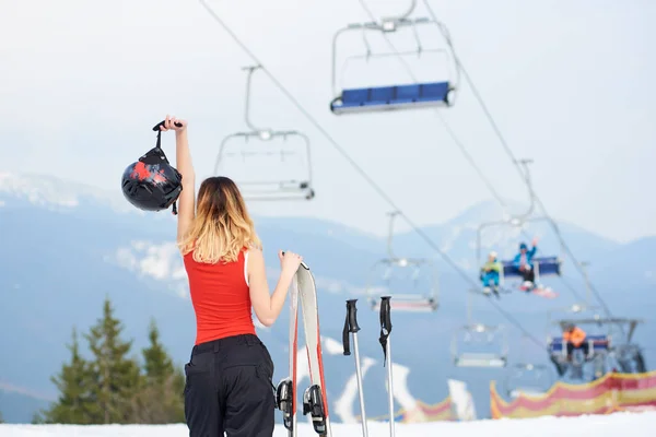Widok z tyłu młodych kobiet narciarza — Zdjęcie stockowe