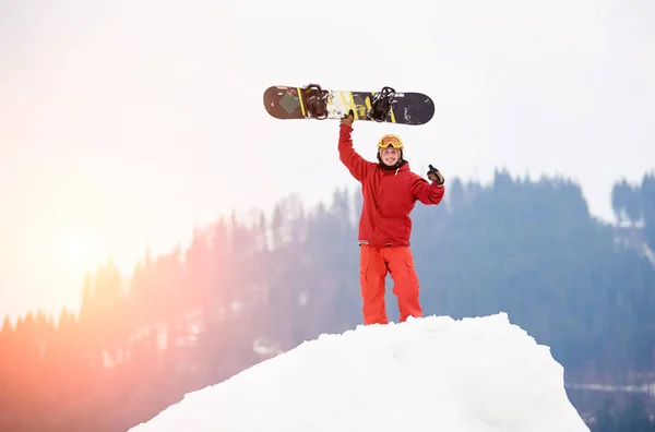 Havas hegy tetején álló snowboardos — Stock Fotó