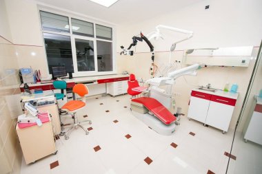 Modern diş uygulama. Diş sandalye ve kırmızı ve beyaz diş diğer ekipmanlar