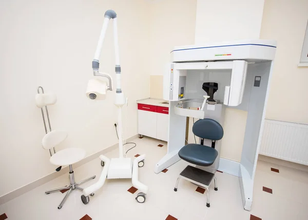 Стоматологічний рентгенівський апарат і панорамна рентгенографія в стоматологічному кабінеті — стокове фото