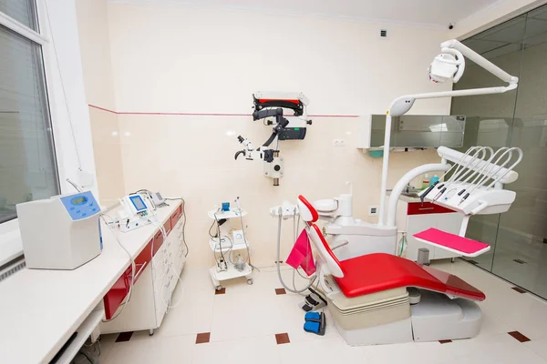 Denatal krzesło i nowoczesny sprzęt dentystyczny, Pokój czerwony i biały Klinika stomatologiczna — Zdjęcie stockowe