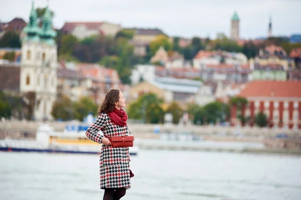 Turista femenina está disfrutando de la vista de Buda lado de Budapest con el Castillo de Buda, St. Matthias y Bastión del Pescador. Fondo borroso. Su pelo es soplado por el viento —  Fotos de Stock