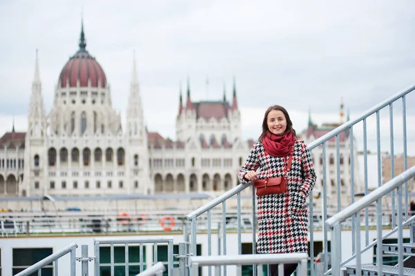 Девушка Стоящая Лестнице Фоне Венгерского Парламента Будапеште — стоковое фото