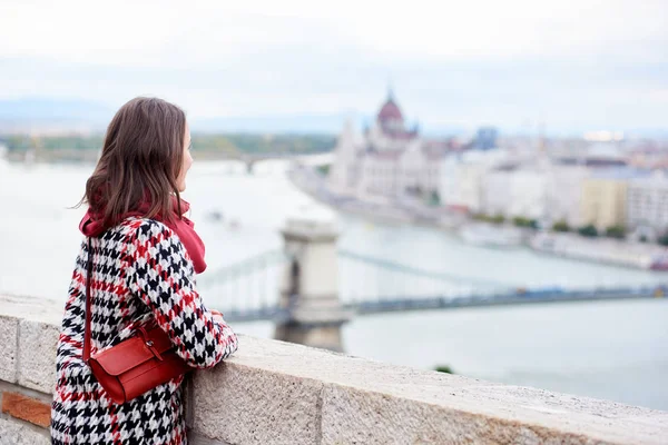 Брюнетка Наслаждающаяся Прекрасным Видом Парламент Венгрии Цепной Мост Будапеште Венгрия — стоковое фото