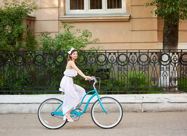 Encantadora Mujer Vestida Con Vestido Ligero Bicicleta Vintage Largo Calle — Foto de Stock