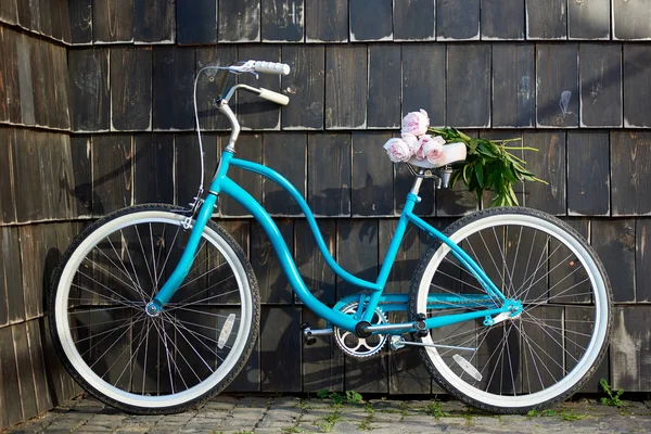 Primer Plano Bicicleta Vintage Azul Con Ramo Peonías Suavemente Rosadas — Foto de Stock