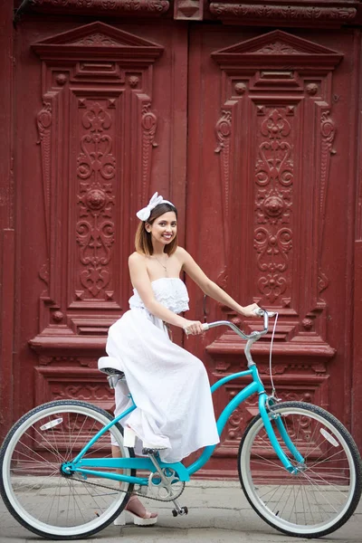 Feliz Mujer Joven Elegante Sonriendo Mientras Posando Con Bicicleta Frente — Foto de Stock