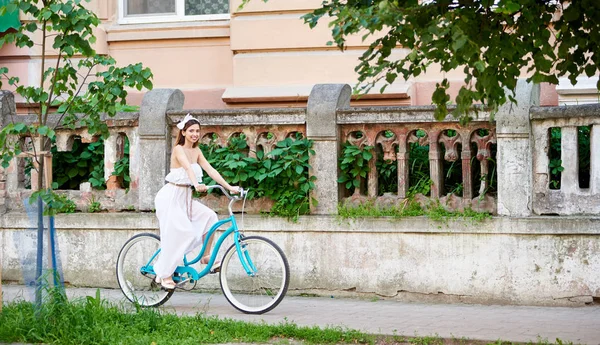 Hermosa Joven Ciclismo Aire Libre Centro Ciudad Vieja — Foto de Stock