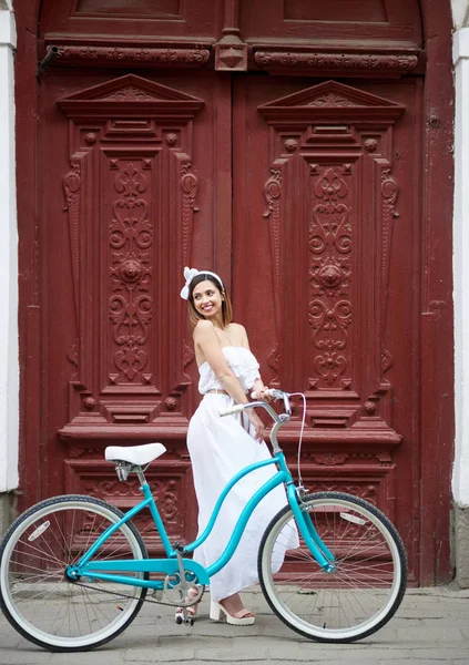 Ευτυχισμένος Κομψό Νεαρή Γυναίκα Χαμογελώντας Ενώ Ποζάρει Ποδηλάτων Μπροστά Από — Φωτογραφία Αρχείου