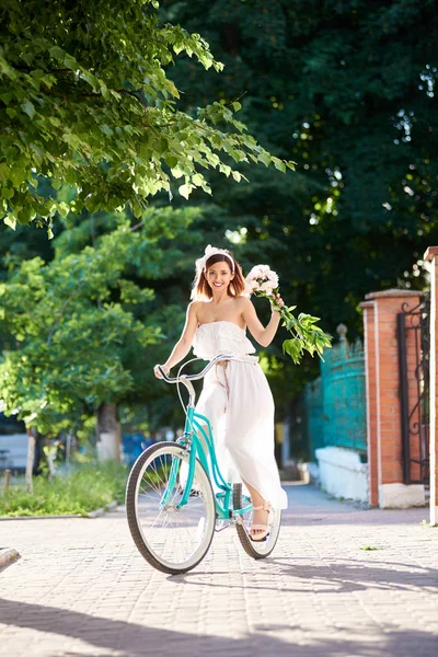 손잡고 거리에 도시에 빈티지 자전거를 모란의 꽃다발을 — 스톡 사진