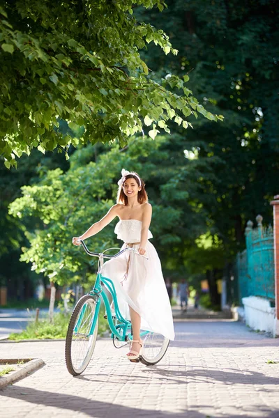 Πανέμορφο Εύθυμη Νεαρή Γυναίκα Στο Μακρύ Λευκό Φόρεμα Ποδηλασία Ποδήλατο — Φωτογραφία Αρχείου