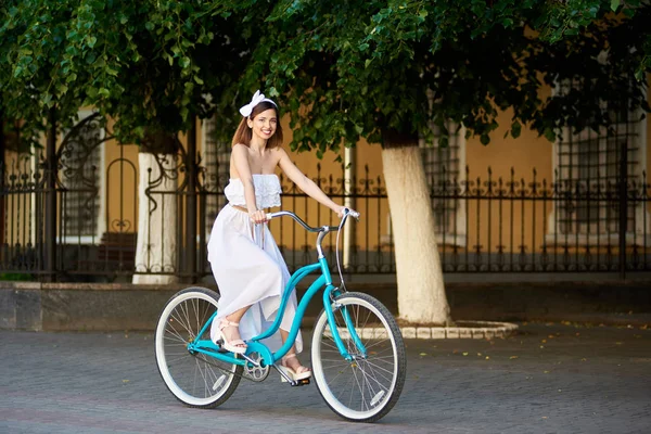 Νεαρή Γυναίκα Χαρούμενη Στο Φόρεμα Ποδηλασία Στον Δρόμο Της Πόλης — Φωτογραφία Αρχείου
