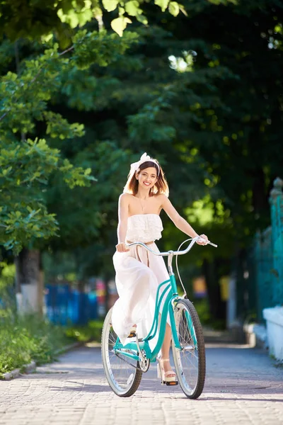 Hermosa Mujer Joven Alegre Vestido Blanco Largo Ciclismo Bicicleta Parque — Foto de Stock