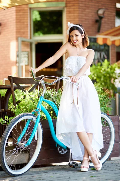거리에 자전거와 포즈를 취하는 드레스를 화려한 — 스톡 사진