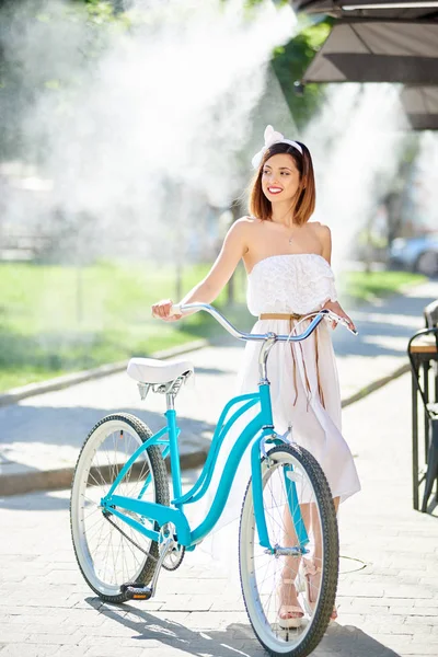 Linda Mujer Vestido Ligero Con Azul Bicicleta Retro Bajo Sistema — Foto de Stock