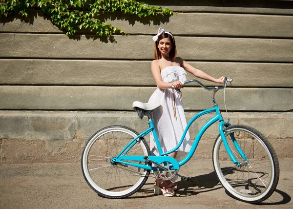드레스 빈티지 자전거 배경에 화창한 날에에서 — 스톡 사진