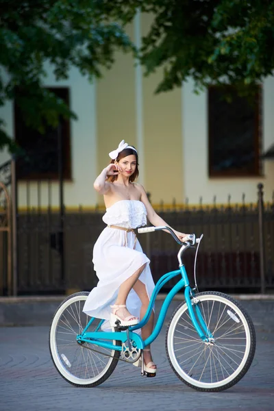 Atractiva Mujer Joven Vestido Blanco Montar Bicicleta Vintage Azul Por — Foto de Stock