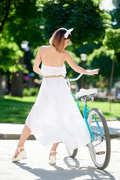 Hermosa Mujer Joven Feliz Caminando Con Bicicleta Parque Cálido Día — Foto de Stock
