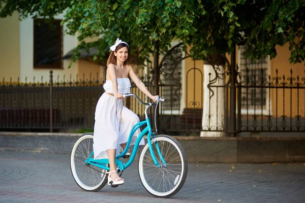 Joven Mujer Alegre Vestido Ciclismo Calle Ciudad — Foto de Stock