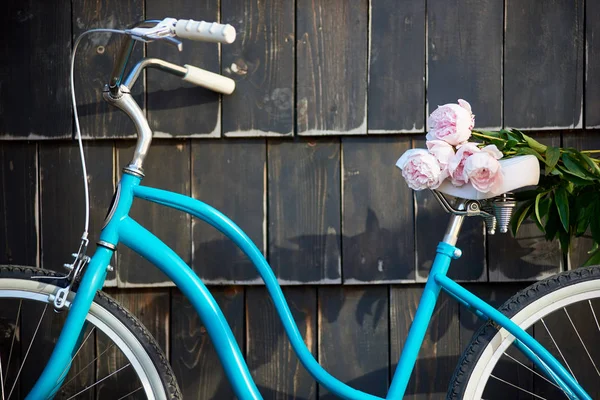 Zbliżenie Niebieski Rower Vintage Bukietem Delikatnie Różowe Piwonie Tle Ciemnej — Zdjęcie stockowe