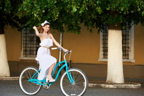 Atrakcyjna Młoda Kobieta Białej Sukni Jazda Niebieski Rower Vintage Dół — Zdjęcie stockowe