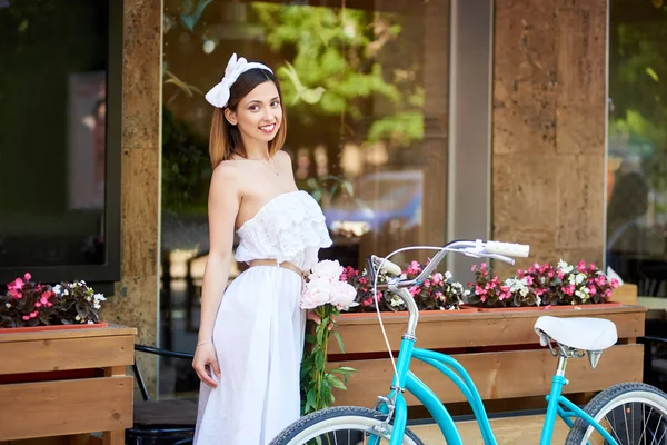 Atractiva Hembra Sonriente Vestido Blanco Diadema Arco Posando Cerca Bicicleta — Foto de Stock