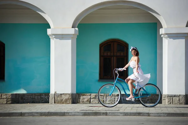 Χαμογελώντας Όμορφη Γυναίκα Στο Μακρύ Λευκό Φόρεμα Μπλε Ποδήλατο Μπροστά — Φωτογραφία Αρχείου