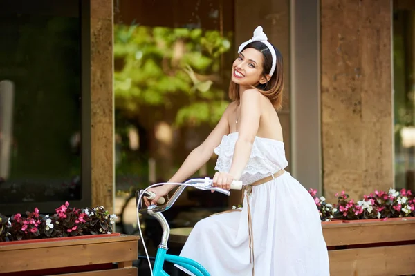 Atractiva Hembra Sonriente Vestido Blanco Diadema Arco Bicicleta Montar Café — Foto de Stock