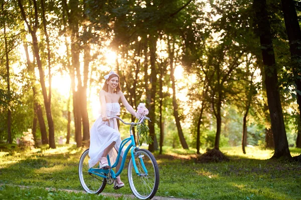 Mujer Joven Con Elegante Vestido Blanco Ciclismo Parque Noche Verano — Foto de Stock