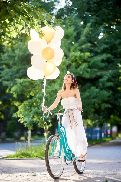 Νεαρή Γυναίκα Κρατώντας Μάτσο Χρωματιστά Μπαλόνια Και Γέλιο Ευτυχώς Ενώ — Φωτογραφία Αρχείου
