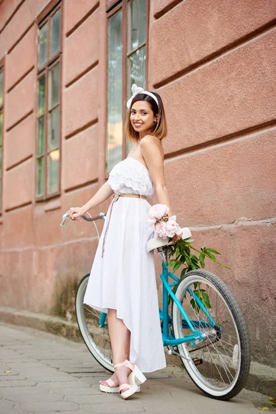 Femme Robe Longue Appuyée Sur Vélo Rétro Avec Des Pivoines — Photo