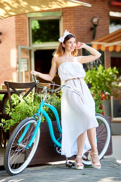 Hermosa Mujer Joven Feliz Vestido Blanco Posando Con Bicicleta Calle — Foto de Stock