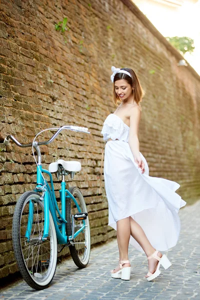 Bastante Joven Hembra Vestido Blanco Largo Posando Junto Bicicleta Azul — Foto de Stock