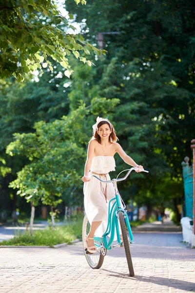 Великолепная Веселая Молодая Женщина Длинном Белом Платье Катается Велосипеде Парке — стоковое фото
