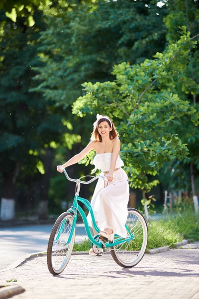 Hermosa Mujer Joven Alegre Vestido Blanco Largo Ciclismo Bicicleta Parque — Foto de Stock