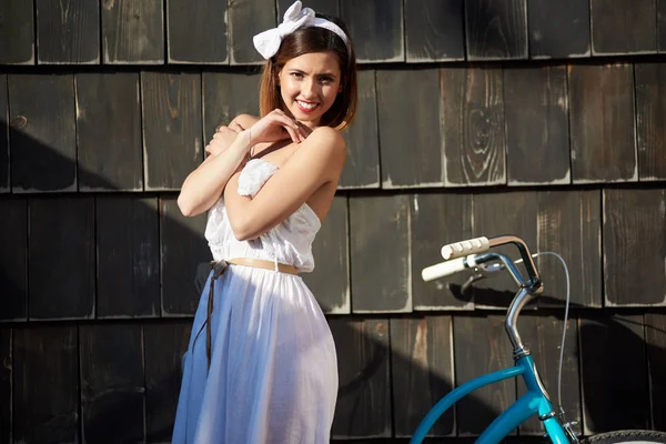 화창한 어두운 빈티지 자전거 드레스에 매력적인 여자를 — 스톡 사진