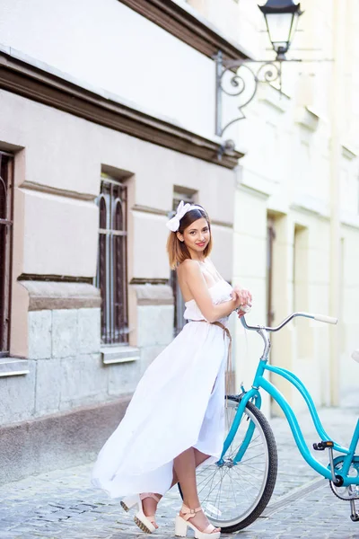 Hermosa Mujer Joven Elegante Con Hermoso Vestido Blanco Posando Cerca — Foto de Stock