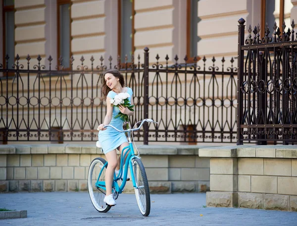 Feliz Hermosa Joven Sonriente Sosteniendo Ramo Flores Disfrutando Del Ciclismo — Foto de Stock