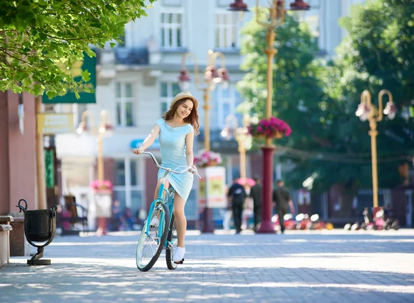Rue Ville Jour Été Une Fille Gracieuse Fait Vélo — Photo