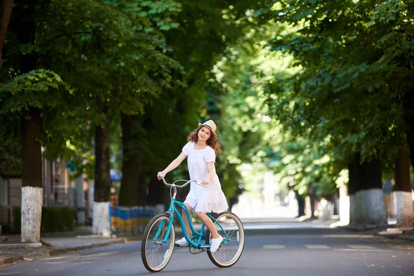 Bastante Joven Hembra Vestido Blanco Sombrero Paja Cabalgando Bicicleta Azul — Foto de Stock