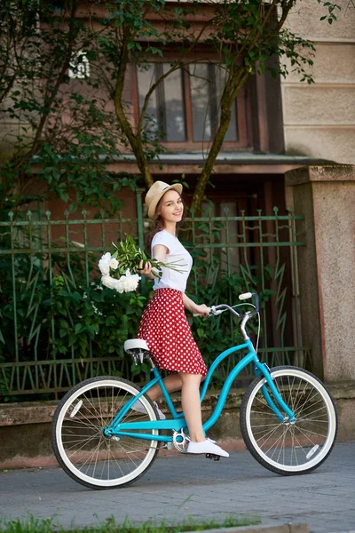 무늬와 복고풍 자전거에 그녀의 머리에 모자와 스커트에 부드러운 — 스톡 사진