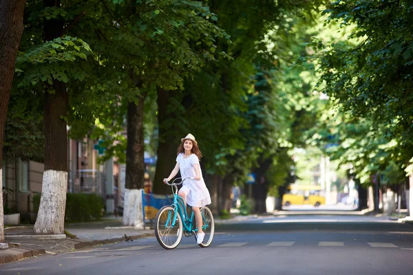 Linda Chica Vestida Con Vestido Ligero Sombrero Cabeza Una Bicicleta — Foto de Stock