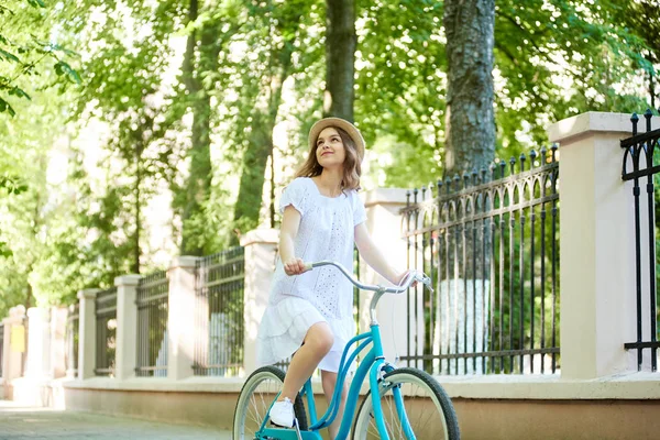 Fotografía Una Joven Alegre Sonriendo Disfrutando Bicicleta Parque Local Mirando — Foto de Stock