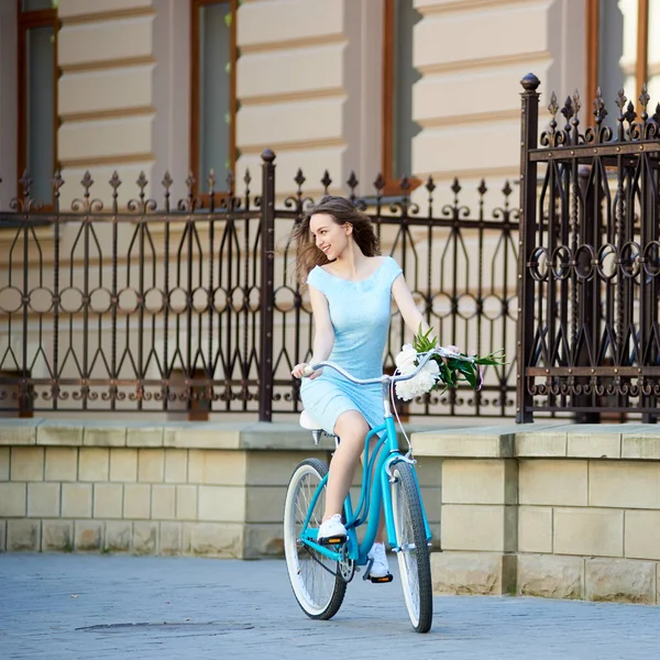 Une Fille Légère Conduit Vélo Vintage Avec Des Pivoines Dans — Photo