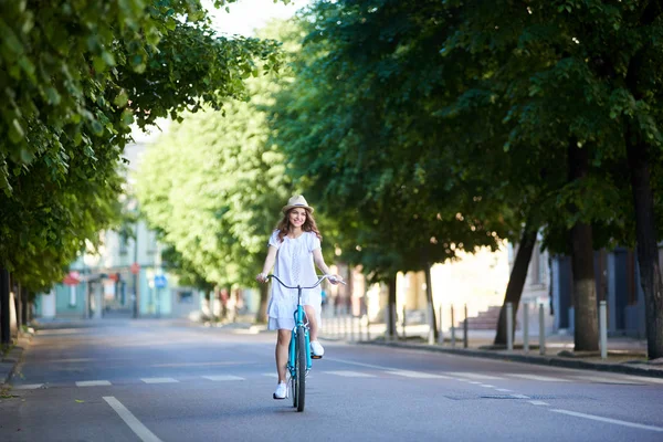 Giovane Donna Sorridente Abito Bianco Cappello Paglia Sella Alla Bici — Foto Stock