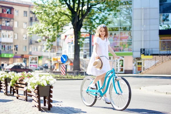 Jovencita Sonriente Vestida Blanco Montada Bicicleta Azul Frente Modernos Edificios — Foto de Stock