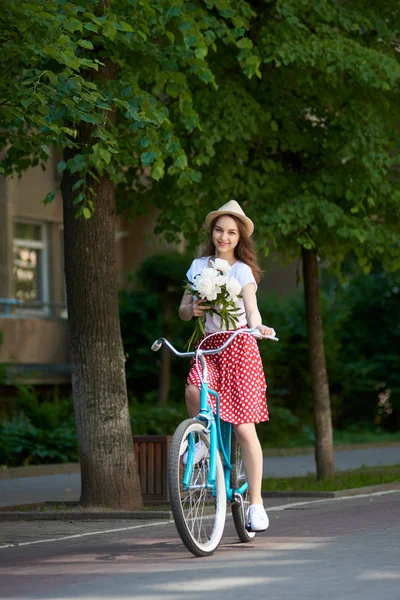Hermosa Joven Mujer Sonriendo Cámara Posando Con Ramo Flores Sentado — Foto de Stock