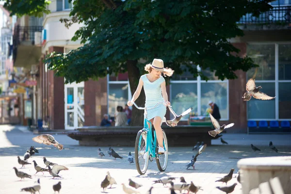Θετική Νεαρή Κοπέλα Ψάθινο Καπέλο Μπλε Ρετρό Ποδήλατο Πλακόστρωτο Κέντρο — Φωτογραφία Αρχείου