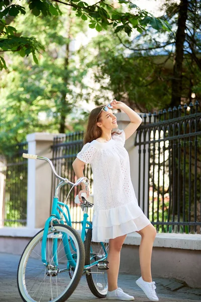 Tiro Vertical Una Mujer Feliz Descansando Después Andar Bicicleta Pie — Foto de Stock