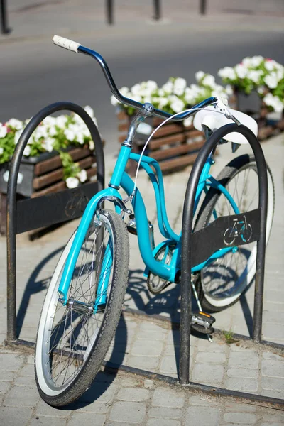Primer Plano Bicicleta Azul Vintage Aparcamiento Calle Aire Libre — Foto de Stock